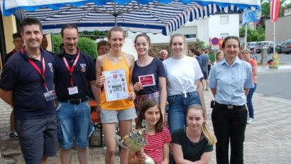 Die Ministranten zeigen beim Wettbewerb vollen Einsatz, holen sich den Siegerpokal und ein Preisgeld von 50 Euro. Stehend, von links: Kommandant Bernhard Eckert, Jugendwart Christian Robl, Marie Eckert, Anna Wittmann, Anna Nickl, und Kreisjugendwartin Miriam Schuller sowie (vorne, von links) Emelie Dobmeier und Anna Steiner. 	Bilder: du (2)