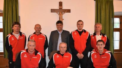 Die vierte Mannschaft der Kegler trägt nun einen Meister-Titel. Beim Empfang im Rathaus verewigen sie sich im Goldenen Sportlerbuch und nehmen Glückwünsche von Bürgermeister Edgar Knobloch (hinten, Mitte) und Abteilungsleiter Michael König (links, vorne) entgegen.	Bild: rgr