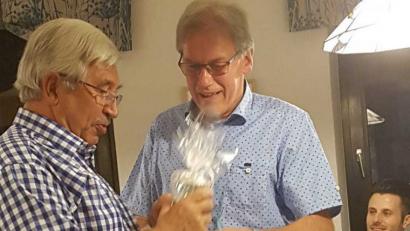 Als Dank für seinen Vortrag überreicht Vorsitzender Willi Dötsch (rechts) Wolfgang Hahn ein kleines Präsent.  	Bild: exb