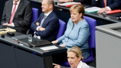 AfD-Fraktionschefin Alice Weidel griff in ihrer Rede die Bundesregierung scharf an - und wurde für ihre Wortwahl gerügt.  	Bild: Kay Nietfeld/dpa