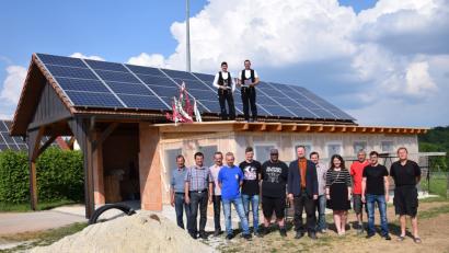 Richtfest beim Feuerwehrgerätehausanbau in Mendorferbuch. Der Rohbau ist fertig und der Richtbuschen gesetzt.  	Bild: bö