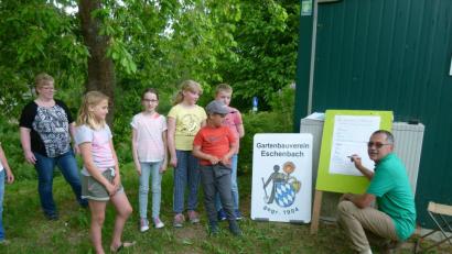 "Was bieten uns Streuobstwiesen?" fragte Hans Rupprecht die Kinder.
