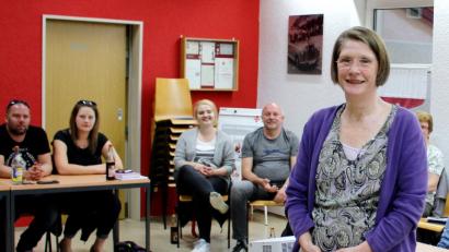 Ute-Dagmar Jaschke vom BRK-Betreuungsverein Tirschenreuth klärte im Rot-Kreuz-Haus über die wichtigsten Punkte zum Thema Vollmacht und Betreuung bei der Monatsversammlung der BRK-Bereitschaft auf.  	Bild: njn