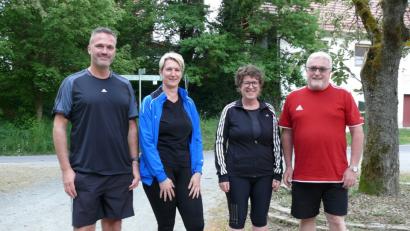 Matthias Mägerl, Sandra Mandanici, Christine Kneißl und Matthias Haberberger (von links) machen zusammen mit rund 40 anderen Teilnehmern bei der Aktion "Lauf 10" in Eschenbach mit.  	Bild: abu