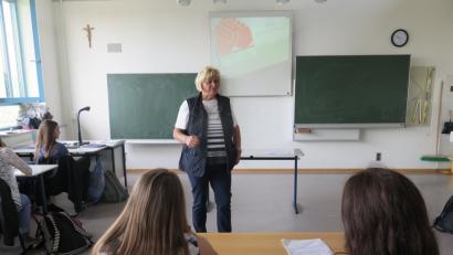 In den zehnten Realschulklassen berichtete Hildegard Haupt aus Grafenwöhr von ihrer Arbeit als Hospizhelferin und Trauerbegleiterin.