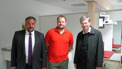 Physiotherapeut Thomas Bauer (Mitte) bei der Segnung seiner Praxis mit Bürgermeister Josef Beimler (links) und Pfarrer Norbert Götz (rechts). 	Bild: fvo