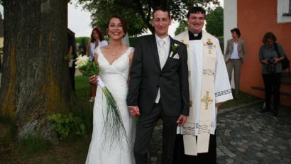 Pfarrer Maximilian Roeb traute Kathrin Heindl und Michael Schreiber in der Kreuzbergkirche.  	Bild: wro
