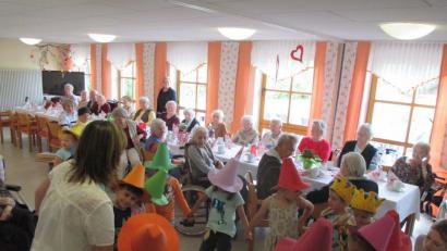 Entführung in die Welt der Farben: Die Kinder von Sankt Martin freuten sich, bei der Seniorenfeier im Altenheim auftreten zu dürfen.  	Bild: hm