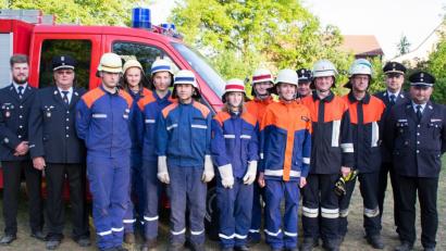 Schiedsrichter und Feuerwehrler sind zufrieden: Die Löschgruppe legt ihre Prüfung fehlerfrei ab.  	Bild: whw