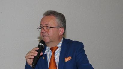 Bürgermeister Toni Dutz nimmt kein Blatt vor den Mund, wenn seine Bürger seiner Meinung nach unberechtigt Kritik an laufenden Gemeindemaßnahmen übten, bevor diese überhaupt fertiggestellt seien.