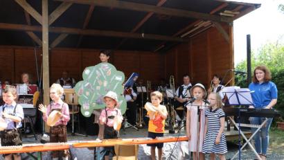 Voller Freude servierten die Sprösslinge der musikalischen Früherziehung unter Regie von Mirijam Denz und Maria Wildenauer mit Gesang und Glockenspiel mehrere Frühlingslieder.