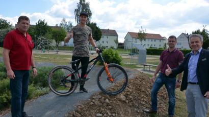 Runderneuert wurde die "Pump-Track-Strecke" im Mitterteicher "Fit- und Funpark". Im Bild (von links) Bauhofleiter Wolfgang Stark,

Radprofi Johannes Fischbach, Thomas Grillmeier vom

Stadtbauamt und Bürgermeister Roland Grillmeier.	Bild: jr