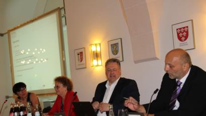 Der Vorsitzende  des Inklusionsbündnisses Georg Dietrich (r.) zog  bei der diesjährigen Plenumssitzung eine erfreuliche Bilanz: „Dank eines inzwischen aufgestellten Maßnahmenplans zur Agenda befinden sich alle Ziele bereits in der Umsetzungsphase“. Mit im Plenum saßen Landrat Richard Reisinger, Bürgermeisterin Brigitte Netta und die Gastrednerin Manina Sobe vom Integrationsfachdienst (ab Zweiter v.r.).