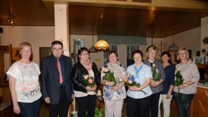 Vorsitzende Annemarie Woppmann, Stadtpfarrer Pater Hans Ring (von links) sowie Bezirksvorsitzende Martha Bauer und Vorsitzende Regina Pschirrer (von links) ehren die langjährigen Mitglieder Sieglinde Beyer, Ella Morawitz, Barbara Herrmann und Franziska Dornisch (mit Rosen von links).  	Bild: bey