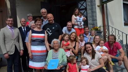 Margaretha Stahl (vorne, mit Urkunde) feiert 101. Geburtstag mit ihren Töchtern und deren Familien. Außerdem gratulieren Bürgermeister Hermann Ach und Pfarrer Josef Most (von links) sowie eine Delegation des Frauenbunds Moosbach. Gemeinsam singen alle Gäste mit der Jubilarin deren Lieblingslied "Schön ist es, auf der Welt zu sein".  	Bild: gi