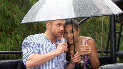 Philipp und Pam haben ihr erstes Date. Auf einer Jeep-Safari müssen sich die beiden aber vor Regen schützen. Das verbindet. 	Screenshot: tk