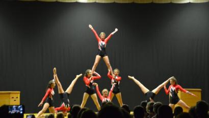 Pyramidenbau auf der Bühne. Die Wettkampfgruppe der TSV-Turner begeistert mit ihrer Darbietung das Publikum.  	Bilder: jub (2)