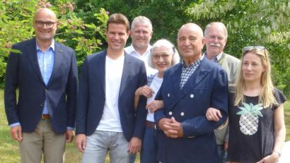 Neben der Familie gratulierten auch Bürgermeister Maximilian Beer (links) und die Vereinsvertreter Rüdiger Hügel (SV, Dritter von links) und Richard Winderl (Denkmalpflegeverein, Zweiter von rechts) Jubilar Friedrich Brych zum Geburtstag.  	Bild: mad