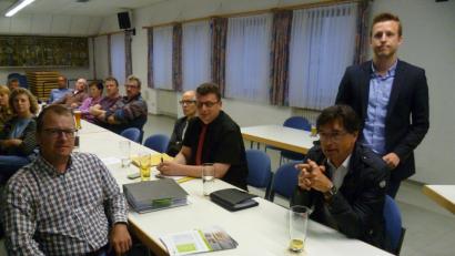 Bestritten den größten Teil der Bürgerversammlung, die erstmals für alle Gemeindeteile angesetzt worden war (von links): Markus Jobst von der Firma Jobst DSL Amberg, in der Mitte sitzend Bauoberrat Stefan Noll vom Staatlichen Bauamt und stehend rechts Sebastian Krysa, dessen Firma einen Überblick über die Breitbandversorgung erstellt hat.  	Bild: usc