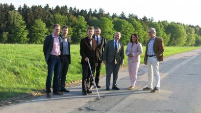 Vor Ort konnte sich der Abgeordnete Arne Gericke davon überzeugen, dass Europageld für die Kommunen wichtig ist. Von links: Horst Lihl, Manfred Schmidt, Albert Geitner, Hans-Martin Grötsch, Arne Gericke, Ammerthals Bürgermeisterin Alexandra Sitter sowie Bürgermeister Franz Mädler.  	Bild: exb