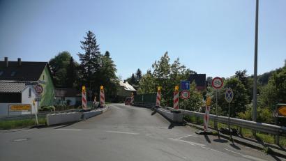 Die marode Brücke in Gärmersdorf wird saniert. Die Arbeiten, die im Juni starten, bringen umfangreiche verkehrstechnische Änderungen mit sich. 	Bild: e