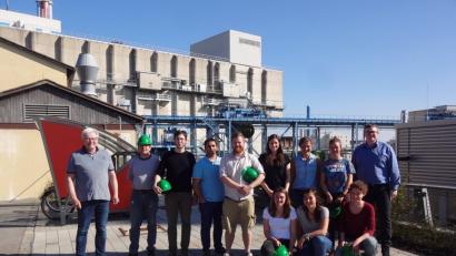 Diplomingenieur Josef Drexler vom ZMS, Professor Mario Mocker(von links) sowie Michael Diller (ZMS, rechts) waren mit den Masterstudierenden der OTH Amberg -Weiden im Müllkraftwerk unterwegs.  	Bild: exb