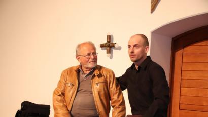 Zuschauer Karl Kirch (links) assistiert Schauspieler Valentin Bartzsch in einigen Szenen von "All das Schöne".  	Bild: td