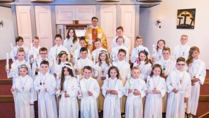 Die 26 Mädchen und Buben, die in St. Konrad die Erstkommunion feiern, bringen sich in die Gestaltung des von Pfarrer Michael Jakob zelebrierten festlichen Gottesdienste mit ein.  	Bild: exb