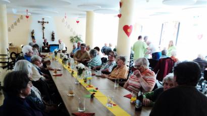 Gemeinsam feiern  Väter und Mütter im Hintergrund die  "Schnarrndorfer"   Musikanten