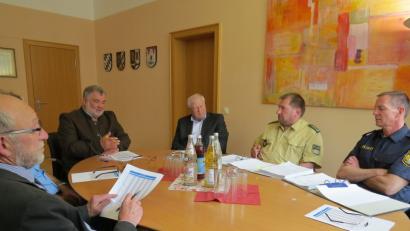 Polizeihauptkommissar Stefan Weinberger (rechts) und der Leiter der PI Nabburg, Erster Polizeihauptkommissar Roland Heldwein (Zweiter von rechts), informierten die Bürgermeister Georg Köppl, Armin Schärtl und Johann Wilhelm (von links) über die Sicherheitslage in ihren Gemeinden.  	Bild: Tietz