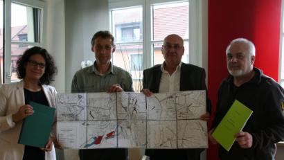 Bürgermeisterin Friederike Sonnemann (von links) erhält die neu erstellte Forstbetriebsplanung von Andreas Geiger (forstlicher Sachverständiger), Forstdirektor Johannes Weber vom Amt für Ernährung, Landwirtschaft und Forsten aus Tirschenreuth und Johannes Bradtka, Revierleiter in Kemnath.  	Bild: fpoz