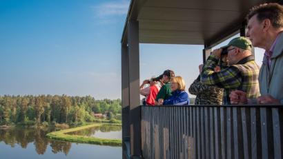 Die Teilnehmer genießen den weiten Rundblick von der "Himmelsleiter" über die Waldnaabaue und bekommen zudem noch seltene Vogelarten zu sehen.  	Bild: roh