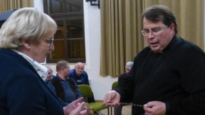 Auch dieser Rosenkranz beeindruckte Pfarrer Klaus Haußmann.  	Bild: exb
