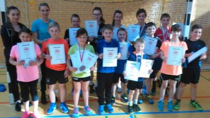 Beim Jugendtag freuten sich etliche Spieler über eine Ehrung mit Urkunden und viel Lob.  	Bild: exb