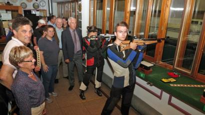 Die Sportschützen der SG Adler Mitterhöll mit Ramona Ludwig (links) und Martin Lukas demonstrierten dem Stadtverband den Schießsport.	Bild: rdo