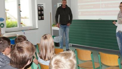 Von guten Arbeitsbedingungen und hohen Übernahmechancen berichteten Jessica Sorgenfrei und Daniel Eschl von der Firma Rötzer-Ziegelhaus. Rund 20 Betriebe und weiterführende Schulen stellten sich vor.  	Bild: weu