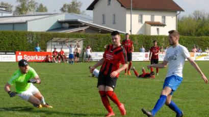 Abstiegskampf in Tirschenreuth: Am letzten Spieltag der Kreisliga Süd empfängt der ATSV den FC Lorenzreuth. Die Kreisstädter brauchen einen Punkt, um sich in die Relegation zu retten. Das Bild zeigt eine Szene aus der Partie gegen den VfB Arzberg (1:1): Leon Prokesch klärt vor dem Arzberger Korbinian Lang (rechts), ATSV-Torwart Christoph Rösner braucht nicht einzugreifen.  	Bild: Gebert