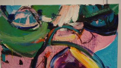 Heiko Herrmann baut seine Bilder aus Farben und Formen auf. Einige davon sind derzeit im Donau-Einkaufszentrum zu sehen.  	Bild: Wolke