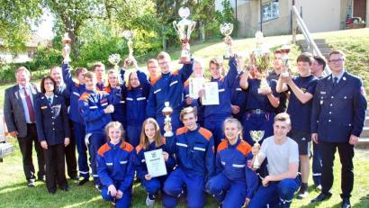 Nach sechs Kilometern und zehn Stationen mit unterschiedlichen Prüfungen erhalten die erfolgreichen Teilnehmer am Leistungsmarsch und der Feuerwehrolympiade Pokale und Urkunden.  	Bild: hai