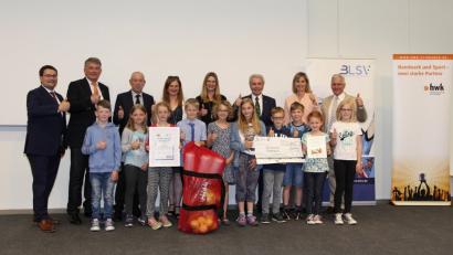 Vertreter des Kultusministeriums, des Landessportverbands und der Handwerkskammer gratulierten den Schülern der Grundschule Fensterbach zum Landessieg.  	Bild:  HWK Schwaben