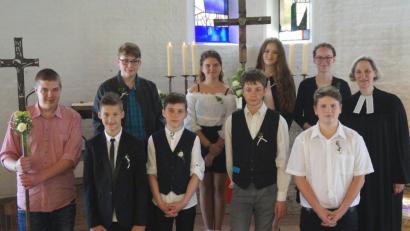 Drei Mädchen und fünf Jungs wurden bei der Konfirmation in der Auferstehungskirche von Pfarrerin Ruth Schlinke gesegnet.  	Bild: weu