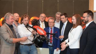 Claus Krapf, Geschäftsführer von "galileo-ip Ingenieure GmbH" (links) stellt sein aktuelles Projekt vor: die Vermessung per Drohne.  	Bild: Schönberger