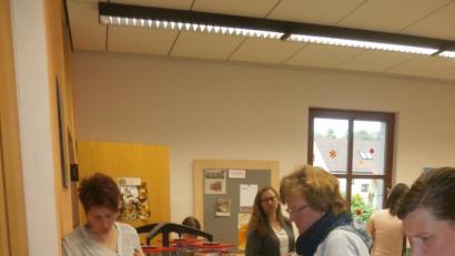 Schmökern in neuen Schmökern. Die Büchereikunden nützen die Veranstaltung ausgiebig.  	Bild: jub