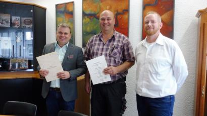 Bürgermeister Karlheinz Budnik (links) und Personalratsvorsitzender André Heinl danken Andreas Bogner (Mitte) für die Treue zur Stadt.  	Bild: exb