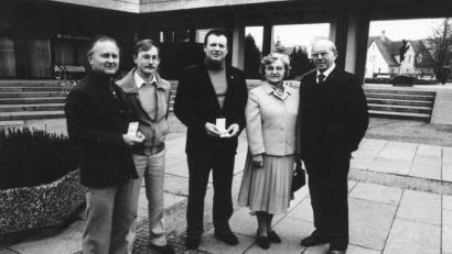 Erhard Wagner, Herbert Hanauer, Franz Schaller, Hilde Siegert und Hans Siegert (von links) holen 1977 in Heidenheim an der Brenz beim "Weltcup in Color" einen sensationellen dritten Rang.  	Repro: tu