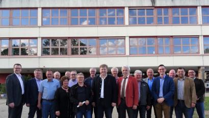 Die CSU-Kreistagsfraktion um Sprecher Stefan Braun (Neunter von rechts) besichtigte mit Schulleiter Wolfgang Pfeifer (Siebter von rechts) und dem Leiter des Landkreis-Gebäudemanagements Hubert Saradeth (Achter von links) die Walter-Höllerer-Realschule in Sulzbach-Rosenberg.  	Bild: exb