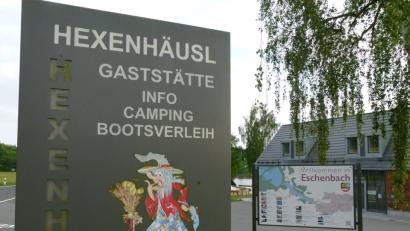 Das Hexenhäusl wirbt mit Bootsverleih.