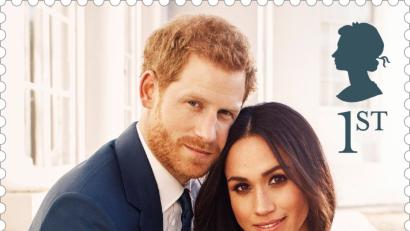 Die Sonderbriefmarke mit dem offiziellen Verlobungsfoto von Prinz Harry und Meghan Markle.  	Bild: Alexi Lubomirski/Royal Mail/dpa