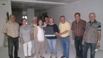 Am 1. Juli wird die an das BRK Seniorenwohn- und Pflegeheim St. Barbara angegliederte „Solitäre Tagespflegeeinrichtung“ eröffnet. Über Konzept und Räumlichkeiten informierte sich die Vorstandschaft des Förderkreises Altenhilfe. V. l.: Reinhold Birner, Bärbel Birner, Hildegard Kohl, Gerontotherapeutin Anita Dobmeier, Heimleiterin Astrid Geitner, Tagespflege-Leiterin Birgit Seidl, Förderkreisvors. Werner Schulz, 3. Bürgermeister Peter Leitsoni und Altbürgermeister Helmut Rösch.