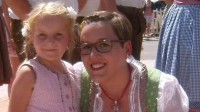 Beim Einstudieren der Tänze hören die Kirwapaare auch heuer wieder auf das Kommando von Sonja Ringer.